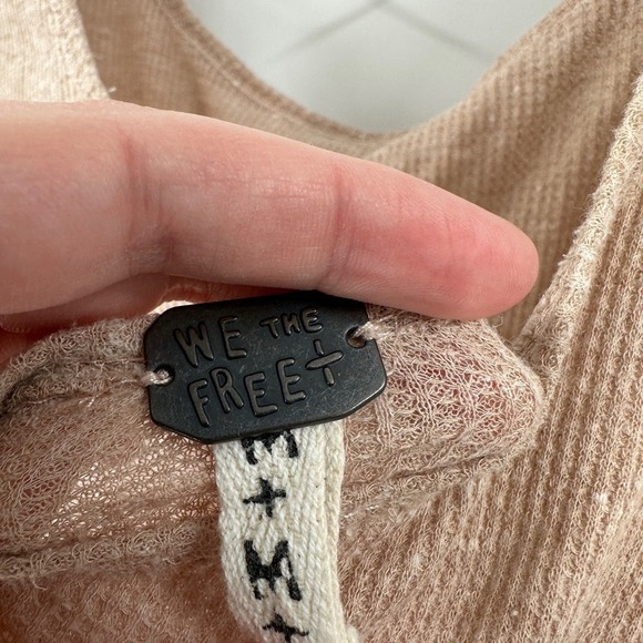 We The Free Beige Long Sleeve Scoop Neck The Incredible Tee Top Medium FLAWED - Picture 10 of 14